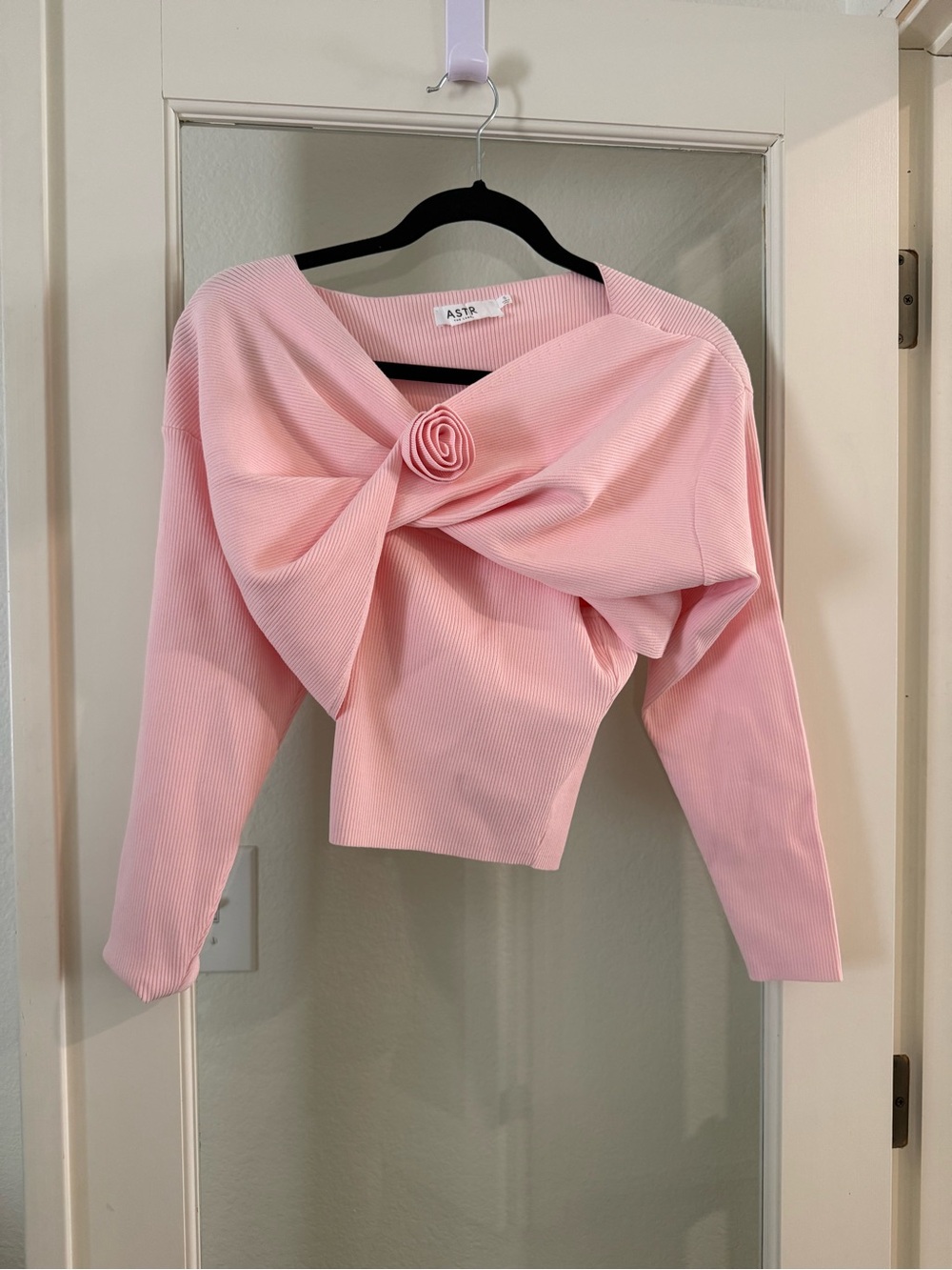 ✨ASTR The Label Pink Rose Twist-Front Long Sleeve Cardigan (2 piece set)